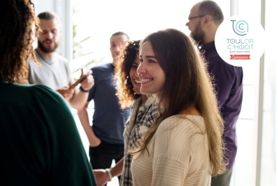 gros plan personnes discutant au sein d'un groupe